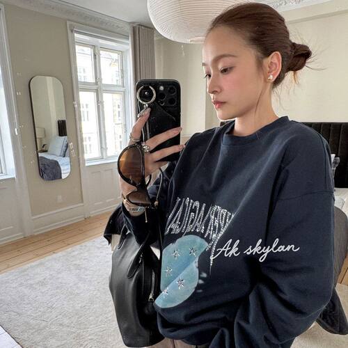 AKskylan 韩系烫钻卫衣女星球印花休闲宽松慵懒风字母上衣女86022