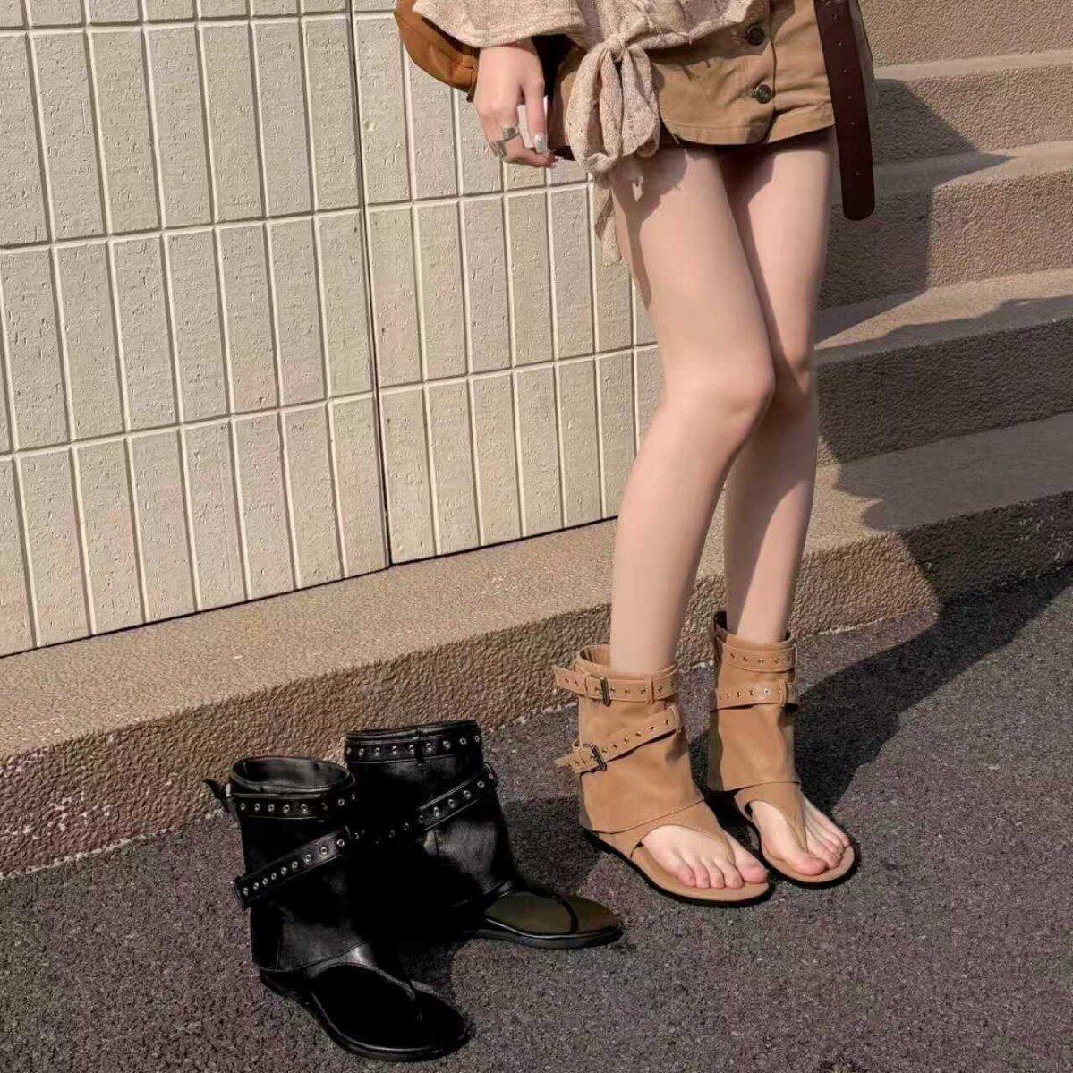 复古辣妹夹趾凉靴女夏2026年新款带皮带扣镂空罗马靴显瘦平底凉鞋