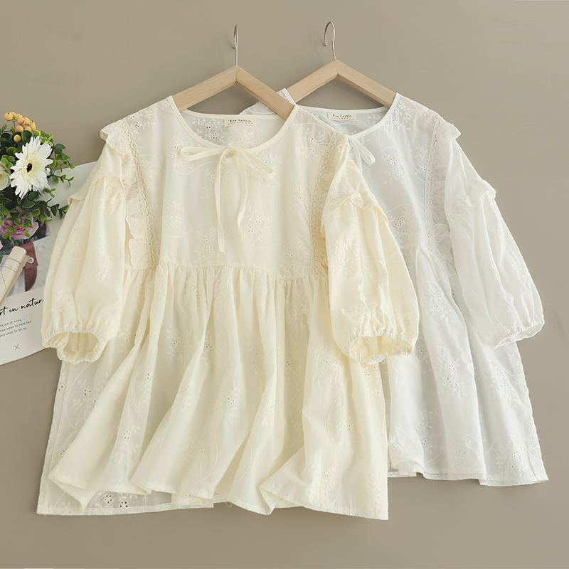新款荷叶花边拼接刺绣中袖衬衫女森女系小清新棉质米色娃娃衫上衣