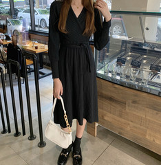 Korean medium length long sleeve knitted dress with waist closing and thin appearance