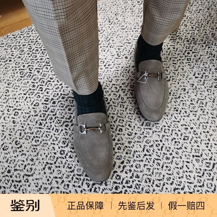 德国采购新上Ferragamo菲拉格慕灰磨砂皮马衔扣男平底尖头乐福鞋