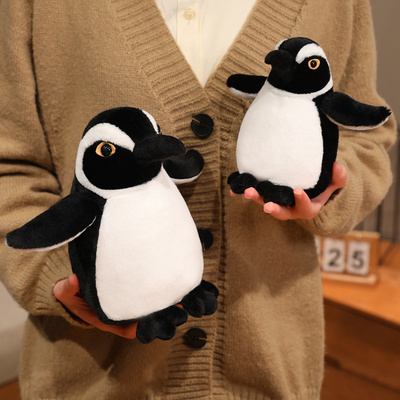 可爱小号企鹅玩偶睡觉抱布娃娃