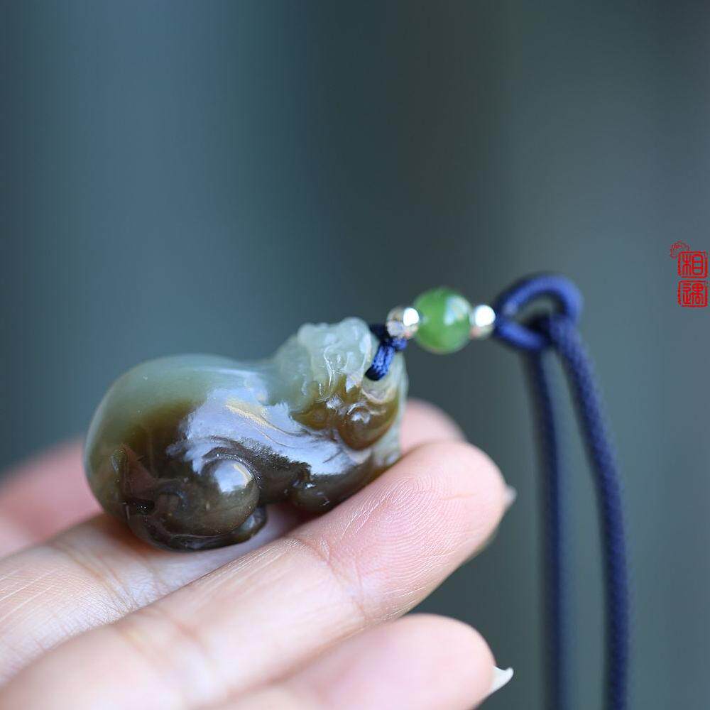 《天禄得意》天然和田玉新疆且末糖青白手雕立体老熟油润貔貅