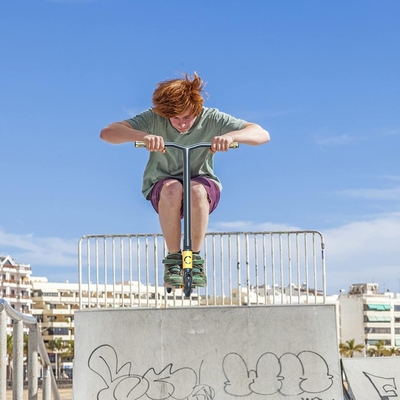 儿童入门级极限滑板车两轮花式脚踏竞技车炫酷校园代步滑板车