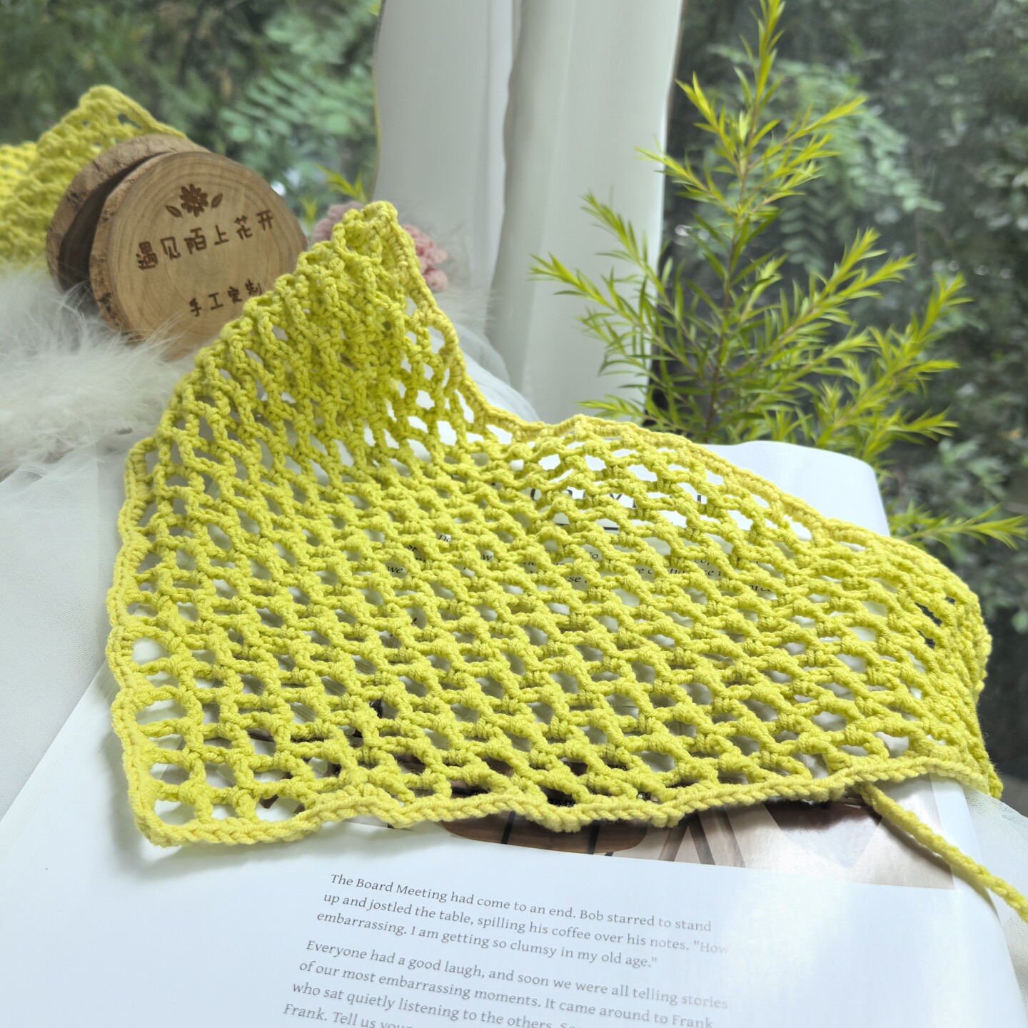 手工钩织韩版多用镂空三角头巾图片