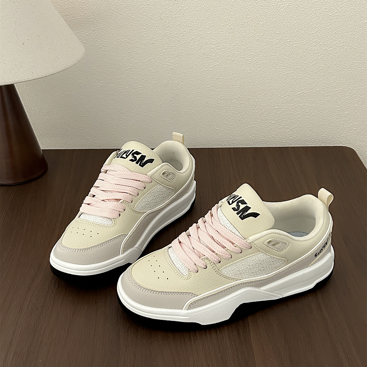 2025年秋季学生轻便休闲运动鞋女鞋ins潮百搭板鞋小众跑步鞋