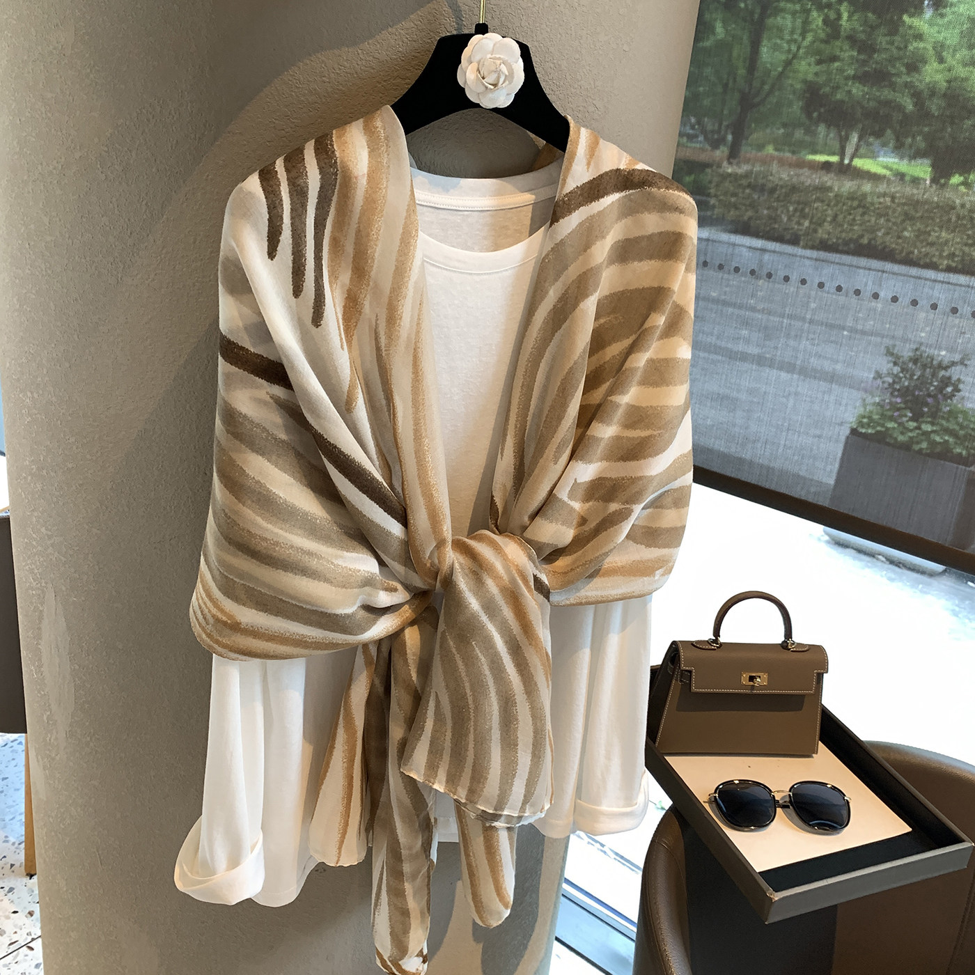 2026新款时尚百搭复古条纹白色印花条纹流苏棉麻手感围巾女披肩