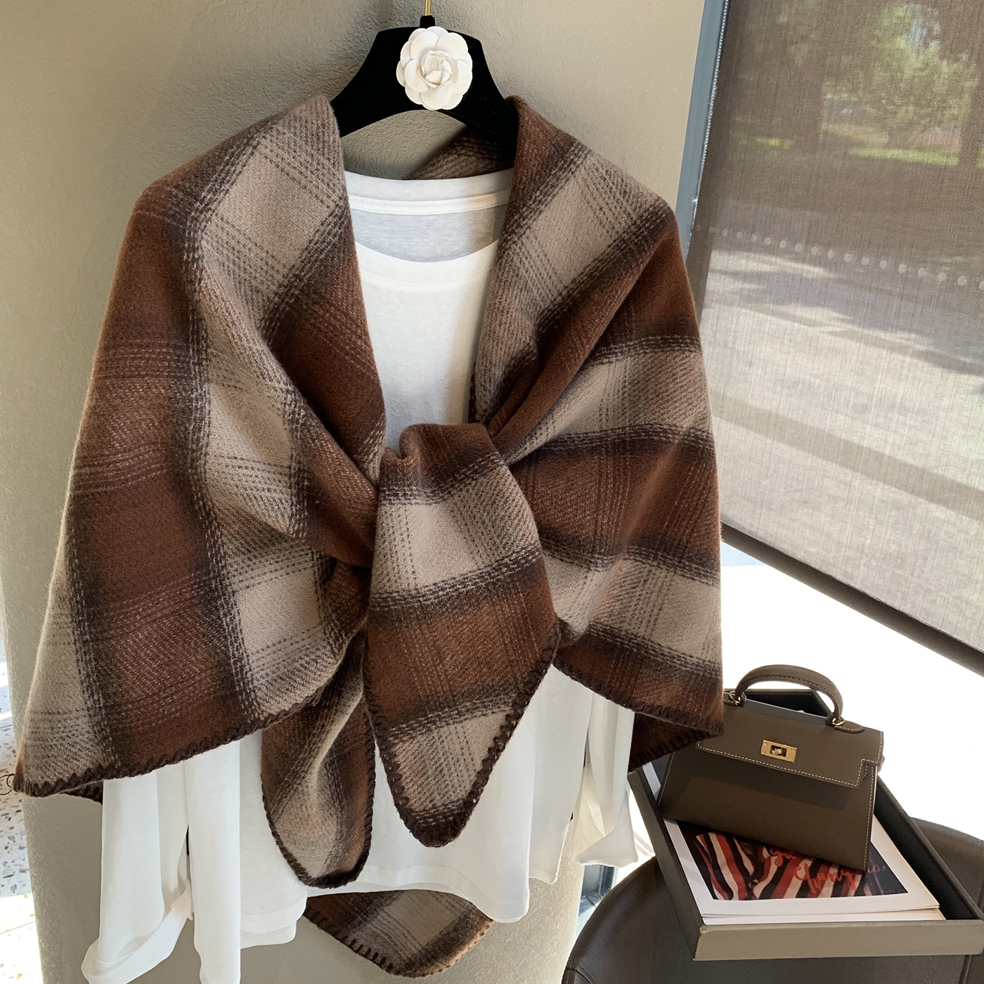 韩国新款美拉德格子披肩女外搭叠穿秋冬保暖三角巾围巾女高级感