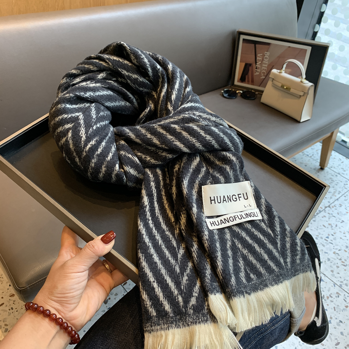 2025新款韩版百搭围巾亲肤加厚黑色人字纹毛边女韩版保暖百搭围脖