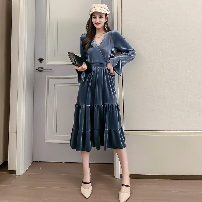 2021 spring new Vintage French celebrity V-neck trumpet sleeve velvet high end temperament mid length dress over the knee