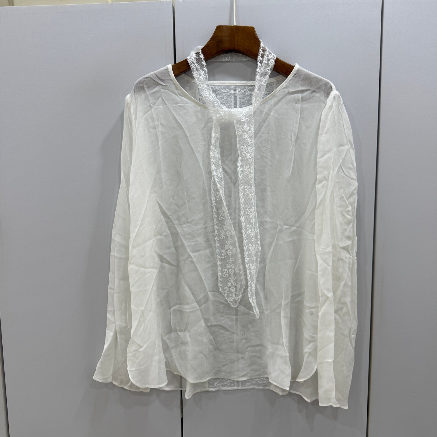 F7390欧货26春夏时尚飘带圆领后背蕾丝镂空拼接人丝透视防晒衬衫