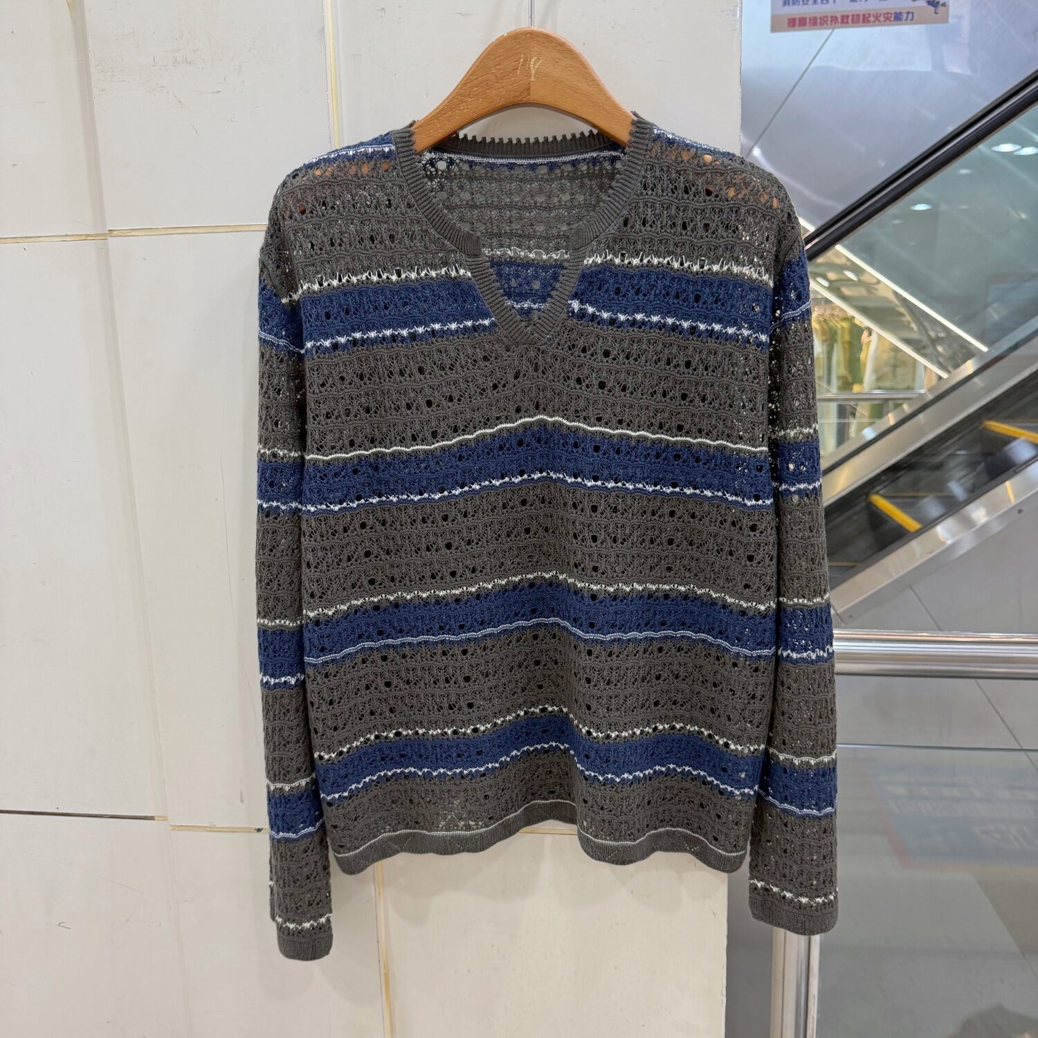 023-68003复古条纹V领镂空针织衫女宽松慵懒风显瘦长袖套头上衣秋