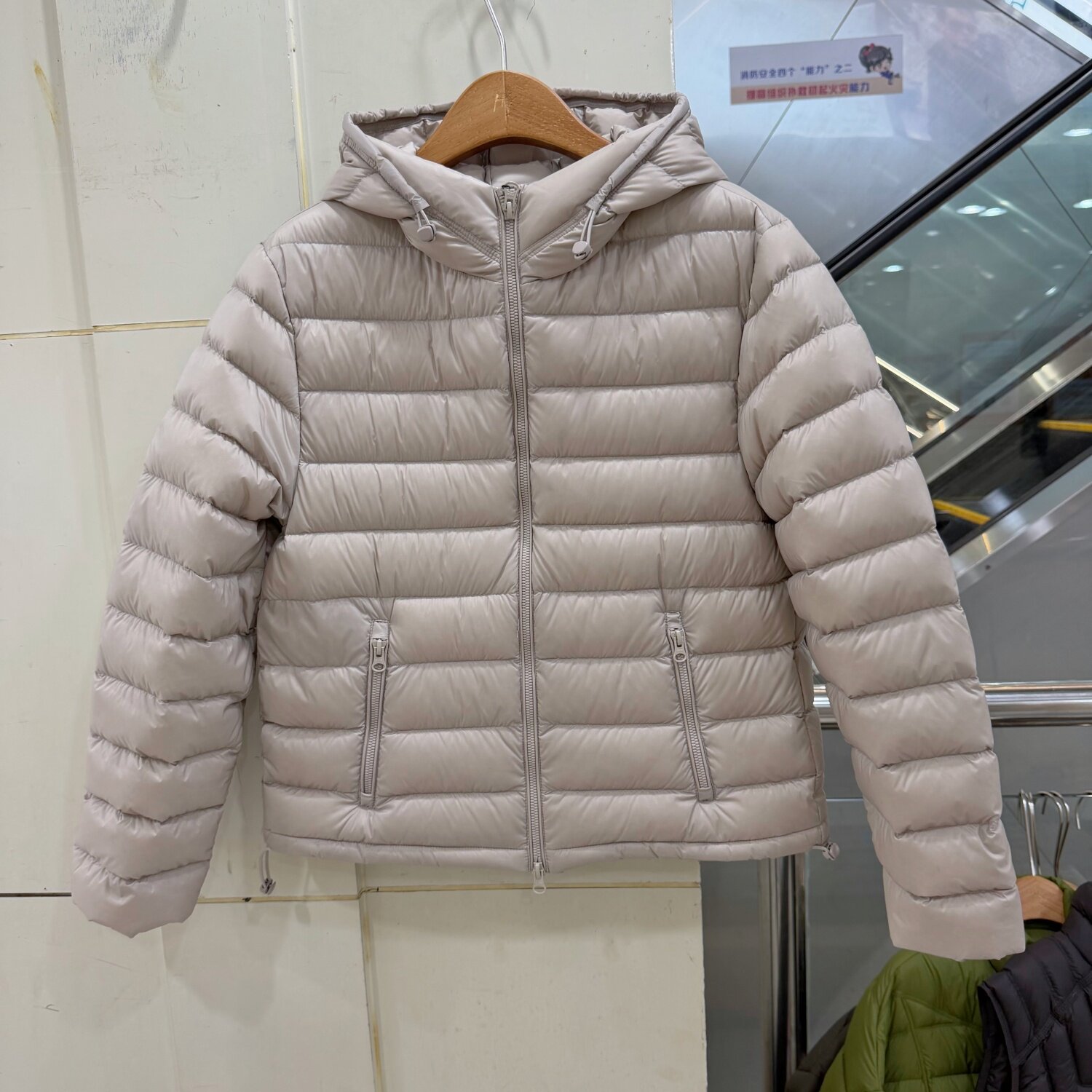 8821欧货轻薄连帽羽绒服女短款排骨条90白鹅绒显瘦百搭减龄外套冬