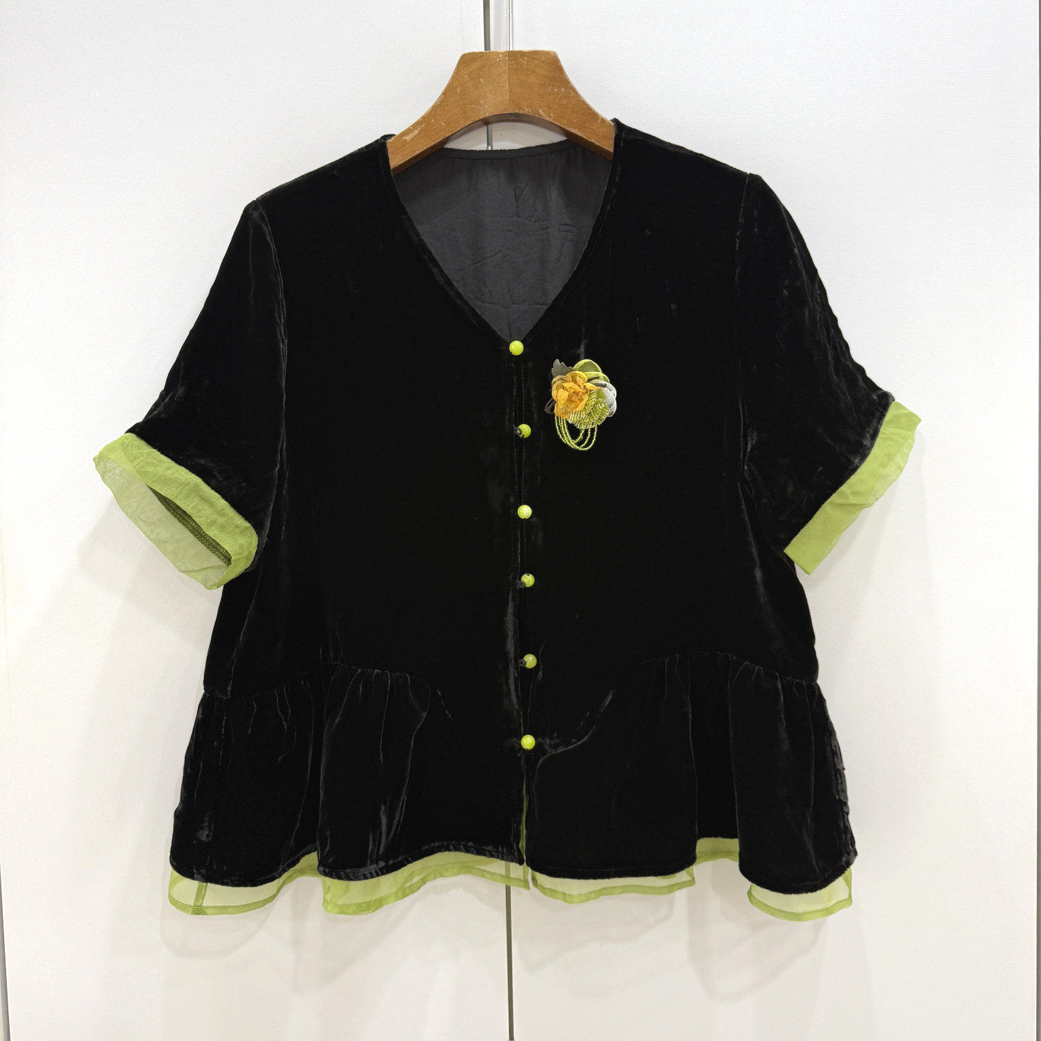 37363真丝丝绒V领短袖上衣女撞色欧根纱荷叶边胸花单排扣减龄衬衫