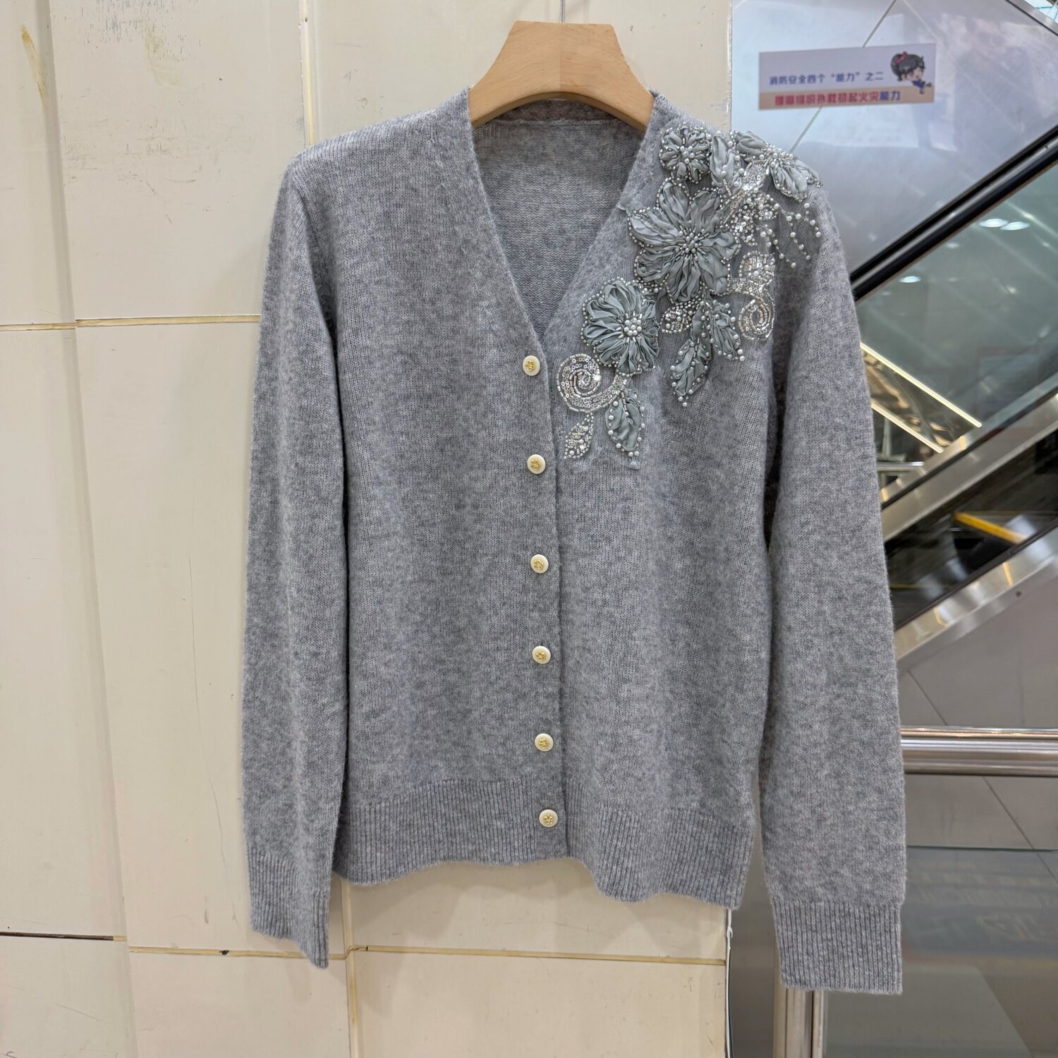 115-67001欧货重工网纱钉珠立体花朵装饰V领单排扣针织开衫2026秋