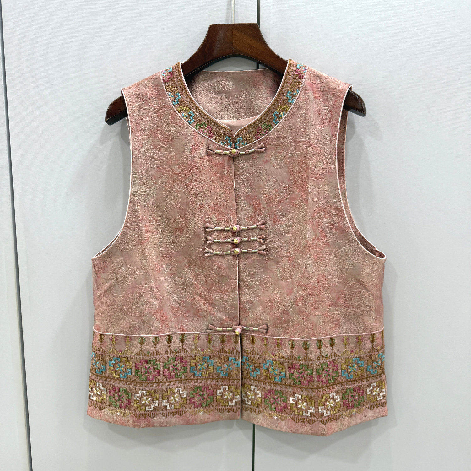 72255欧洲站2026春款圆领盘扣复古重工钉珠刺绣人丝提花国风马甲