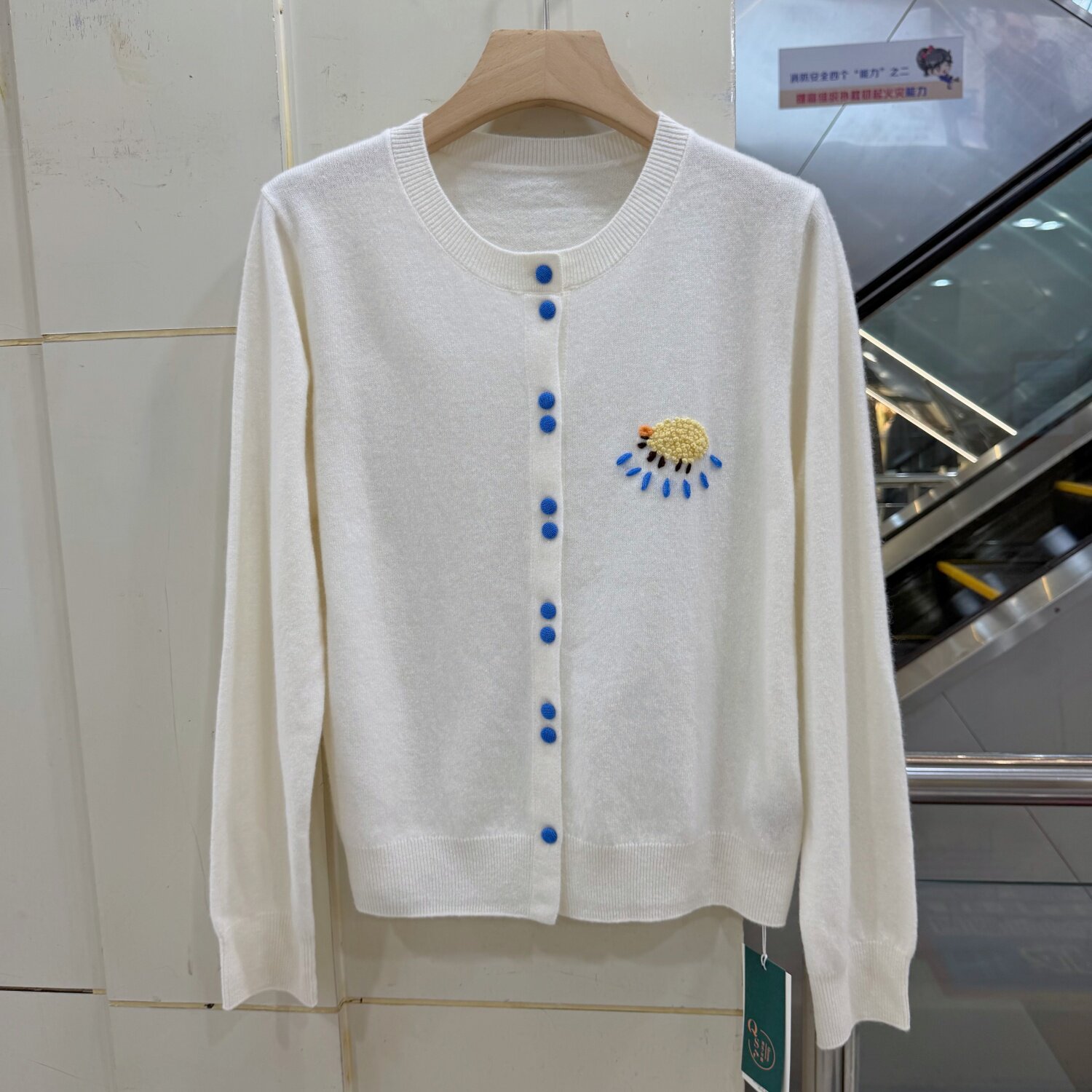 85-16035欧货韩系小羊刺绣软糯羊毛针织开衫圆领撞色纽扣减龄上衣