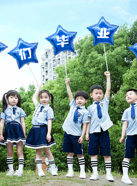 我们毕业啦幼儿园手持蓝色气球毕业季户外学生拍照道具装饰布置品