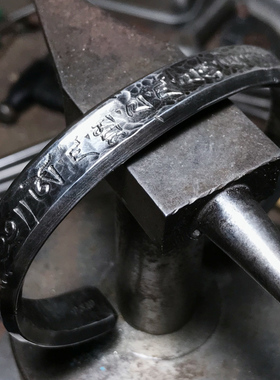 跋折罗复古藏传雕刻藏文银手镯