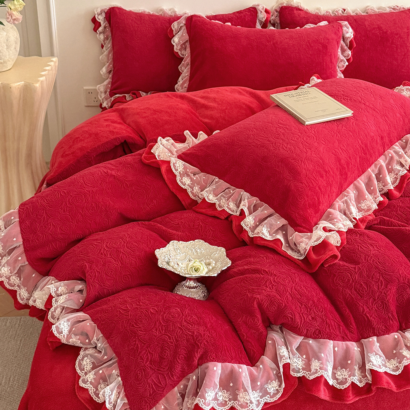 蕾丝花边红色牛奶绒雕花四件套结婚房冬季喜庆被套珊瑚绒床单床品
