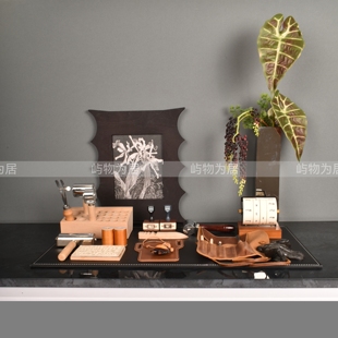 屿物为居 架空层样板间书房书桌大长桌皮具主题皮革工具饰品摆件