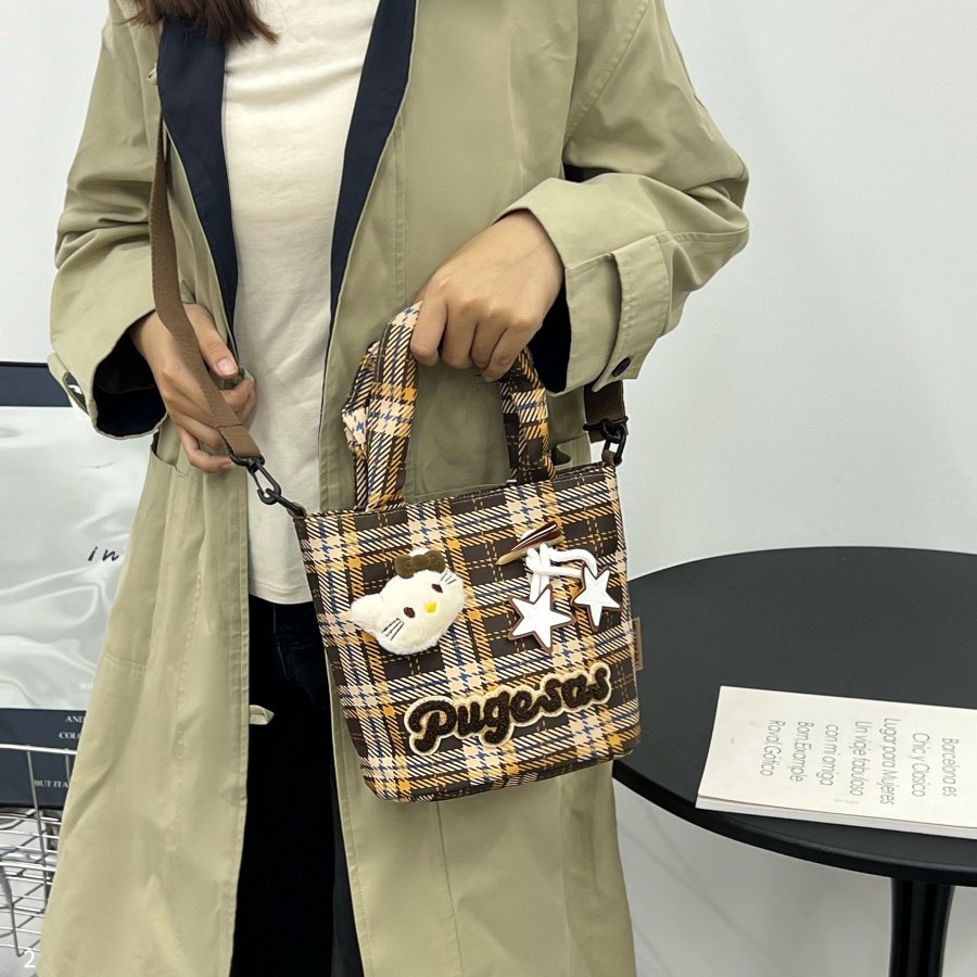 沐里沐气秋冬新款斜挎包女孩可爱原创格纹学生单肩包出游水桶包