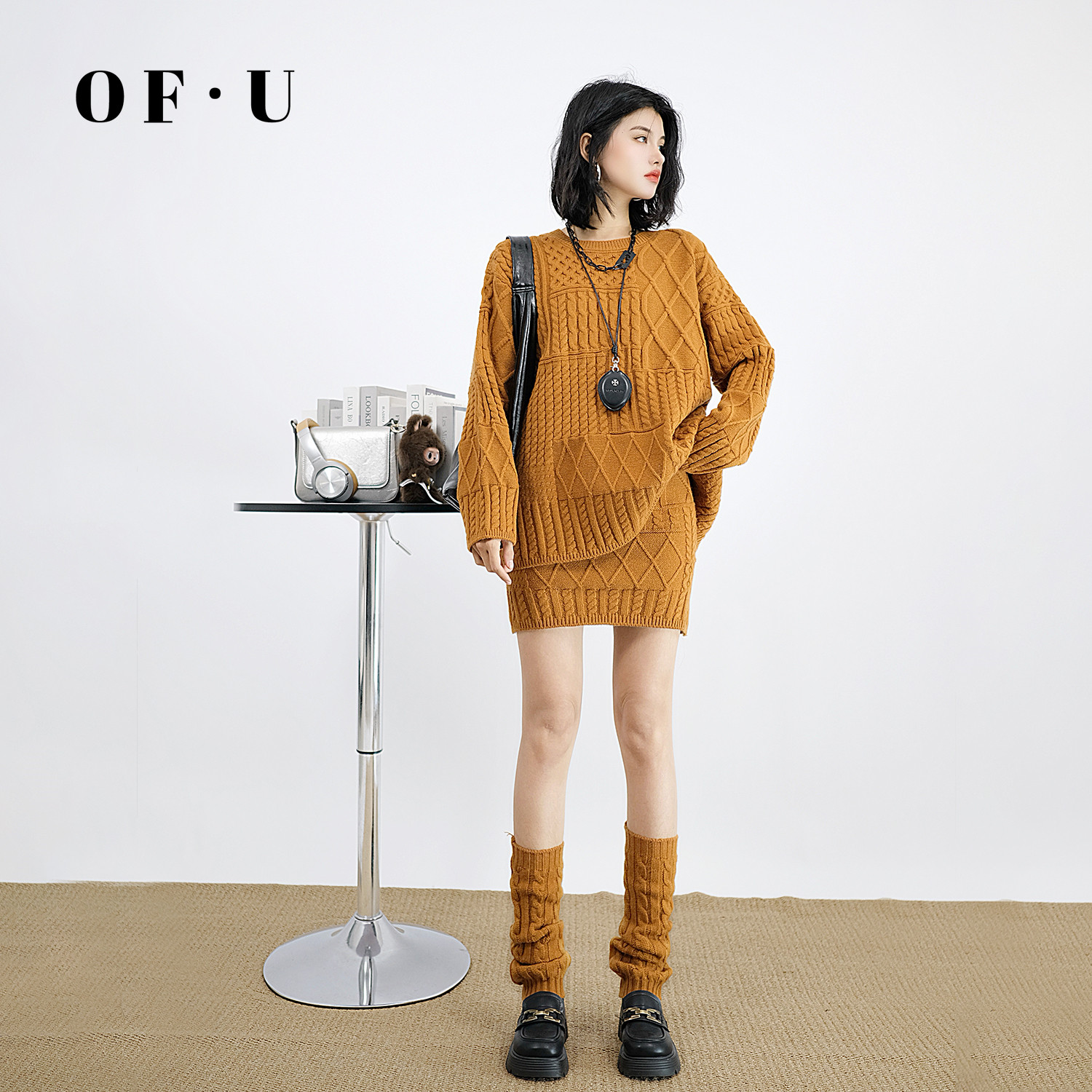 圆领套头麻花毛衣短裙袜套三件套