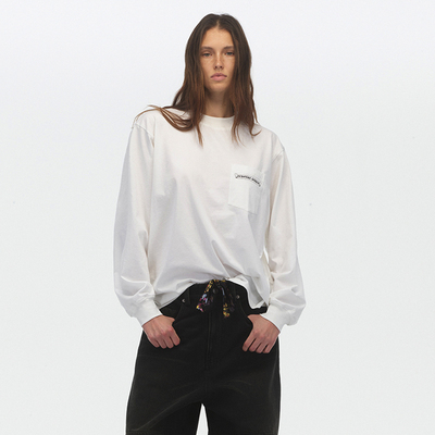 ECHOADE重塑松弛感 宽身版型哥特式logo印花点缀落肩长袖T恤