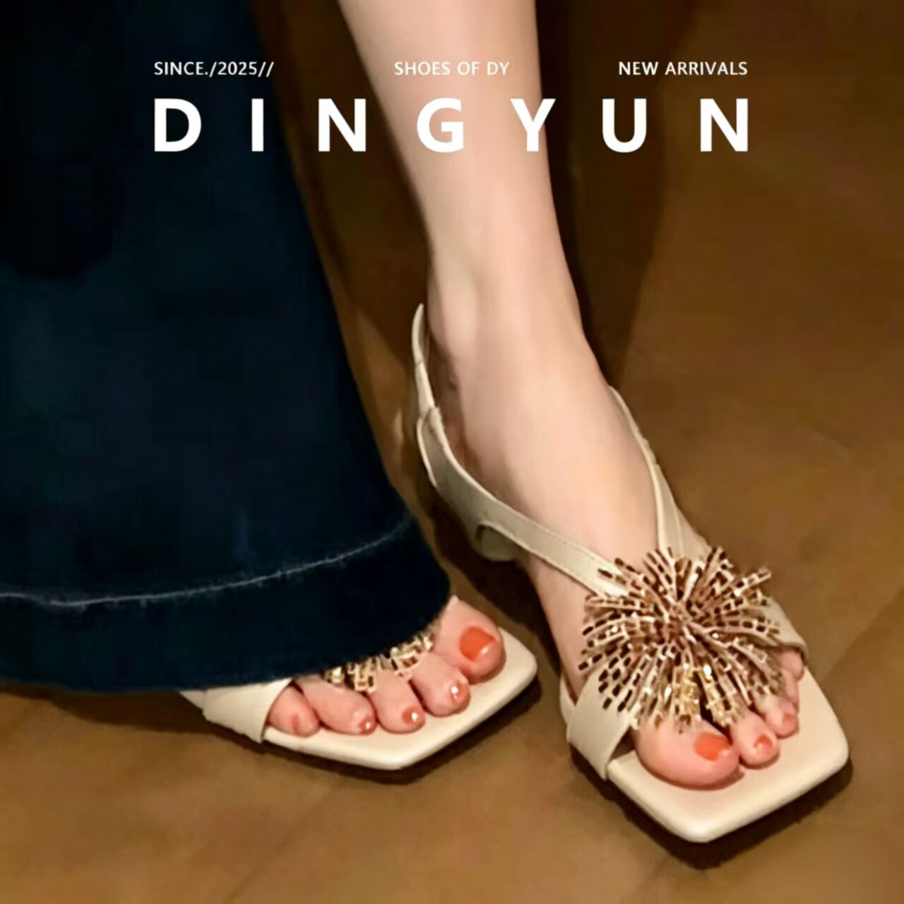 香槟色烟花水钻方头露趾粗跟凉鞋图片