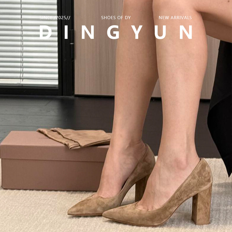 卡其色尖头绒面粗跟浅口单鞋