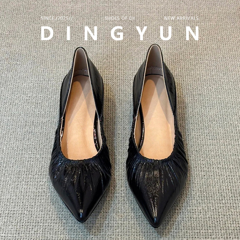 黑色/米白色尖头软皮通勤浅口鞋