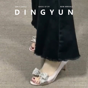 【丁允】绸缎水钻蝴蝶结露趾细跟高跟鞋女气质名媛鱼嘴凉鞋2026夏