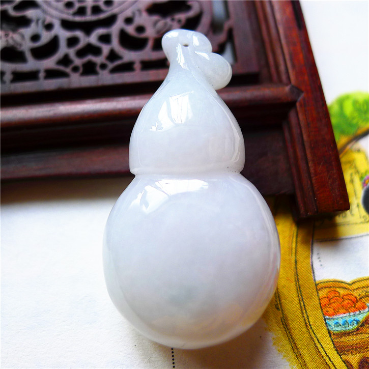 天然翡翠A货老坑种精雕淡紫色水润招财葫芦吊坠
