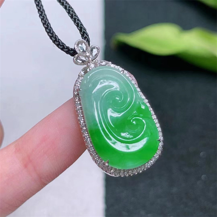 A货水润阳绿色天然翡翠如意吊坠