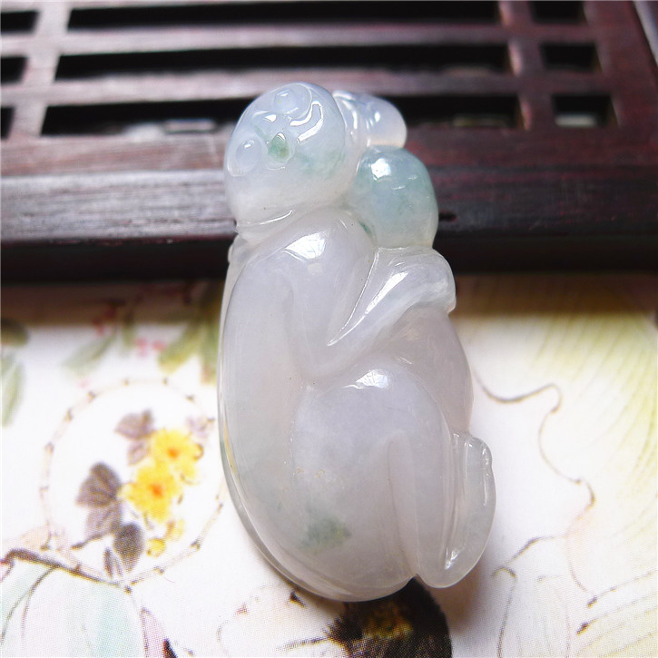 正品天然翡翠A货老坑种翡翠 精美猴子吊坠 配鉴定证书
