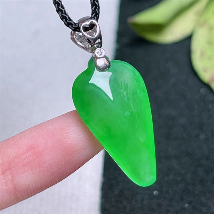 福瓜精美A货阳绿色天然翡翠吊坠