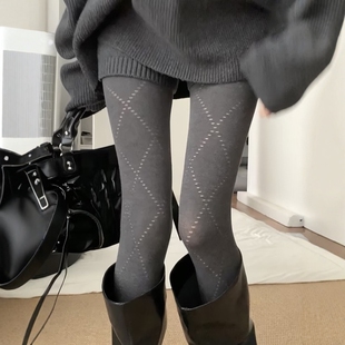 菱格裤袜+长靴~你真的美的太超过！解锁秋冬格雷系高级感穿搭！