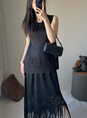 TVTV 教堂浮光～褶皱镂空浮雕流苏黑色度假感背心半裙套装