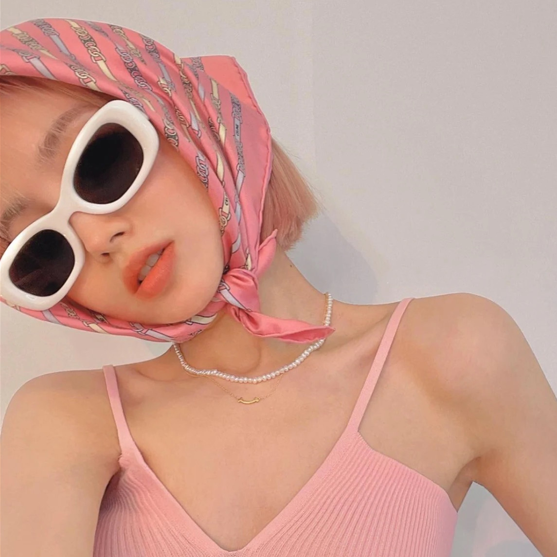 白色小脸凹造型窄框ins风女墨镜