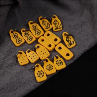 藏传风格老黄料器咒点牌子二饼侧挂吊坠格桑花海螺金刚杵卡子文玩