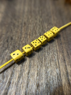 藏传风格老黄料器骰子手工雕刻藏区回流吉祥天母咒点文玩配饰手串