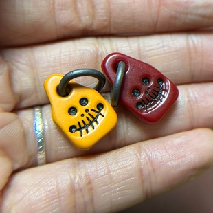 藏传红色橘黄色料器阿呆牌子双面雕刻尸陀林主吊坠侧挂卡子文玩