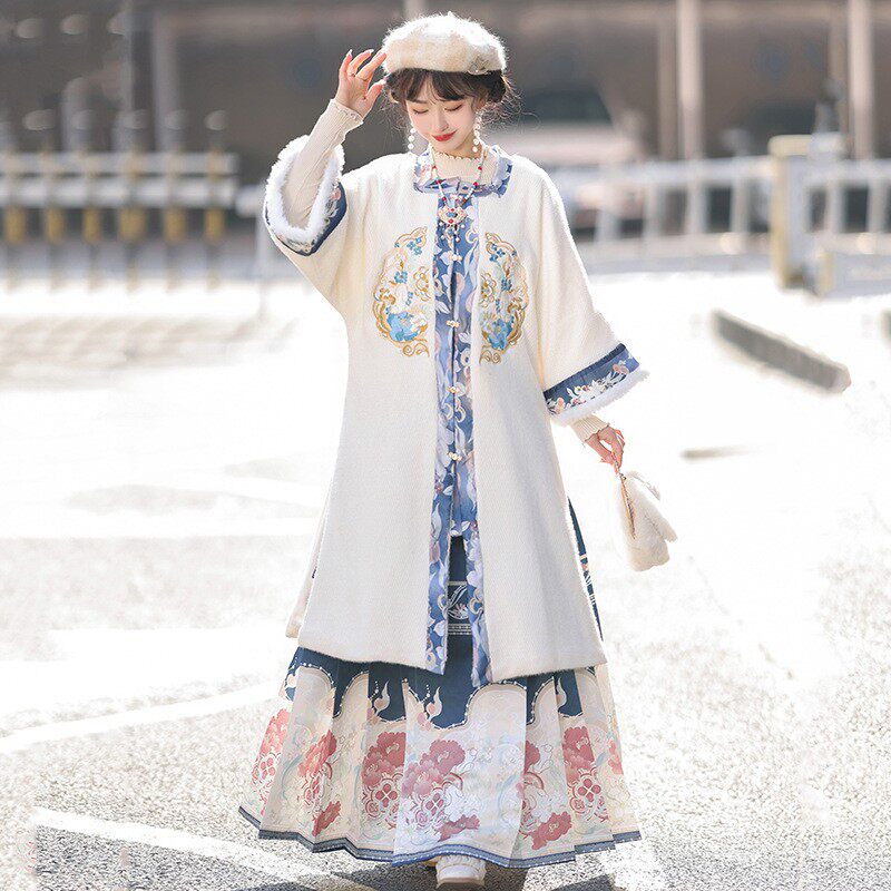 秋冬款浅色马面裙套装初中生汉服