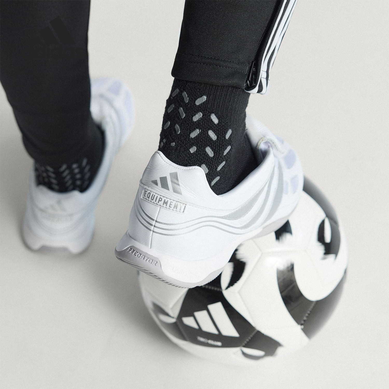 Adidas/阿迪达斯正品2025男女耐磨轻便场外足球耐磨休闲鞋JQ4224