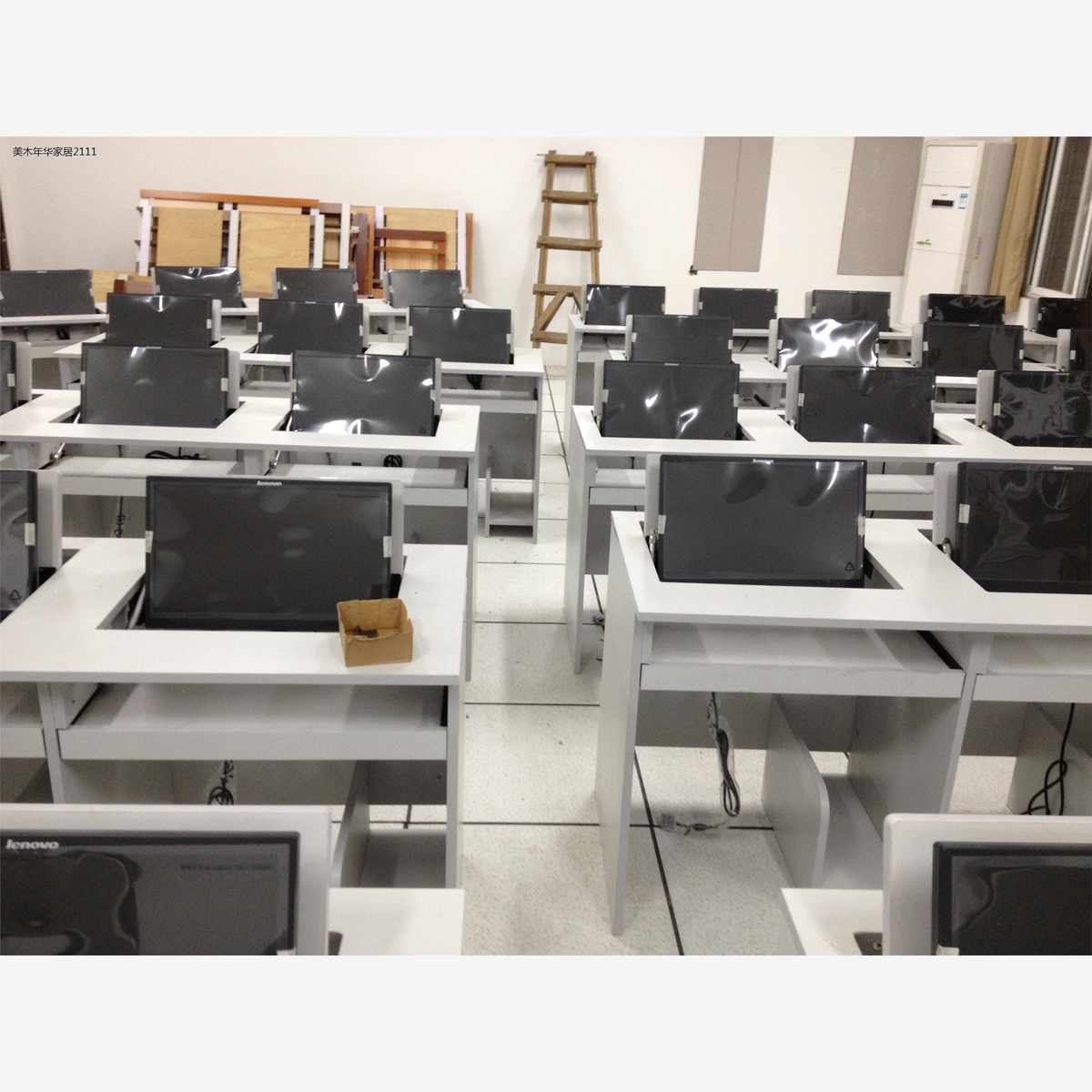 学校微机室培训桌显示器嵌入式桌里办公会议液晶屏翻转式电脑桌