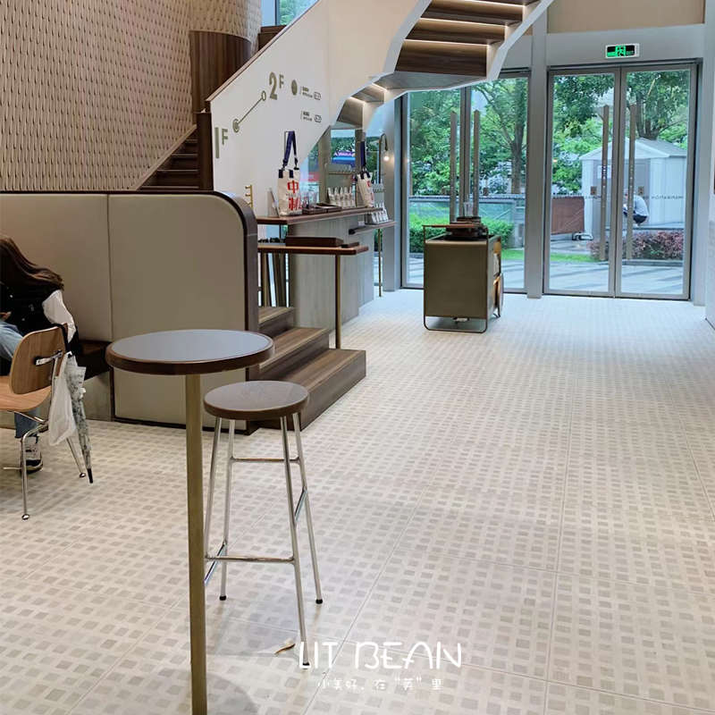 奶油日式风极简卫生间防滑地砖喜茶店格子木纹仿水泥瓷砖厕所墙