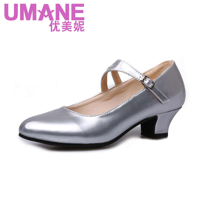 优美妮2024夏季教师鞋舞蹈鞋女成人中跟软底银色广场舞鞋秧歌舞