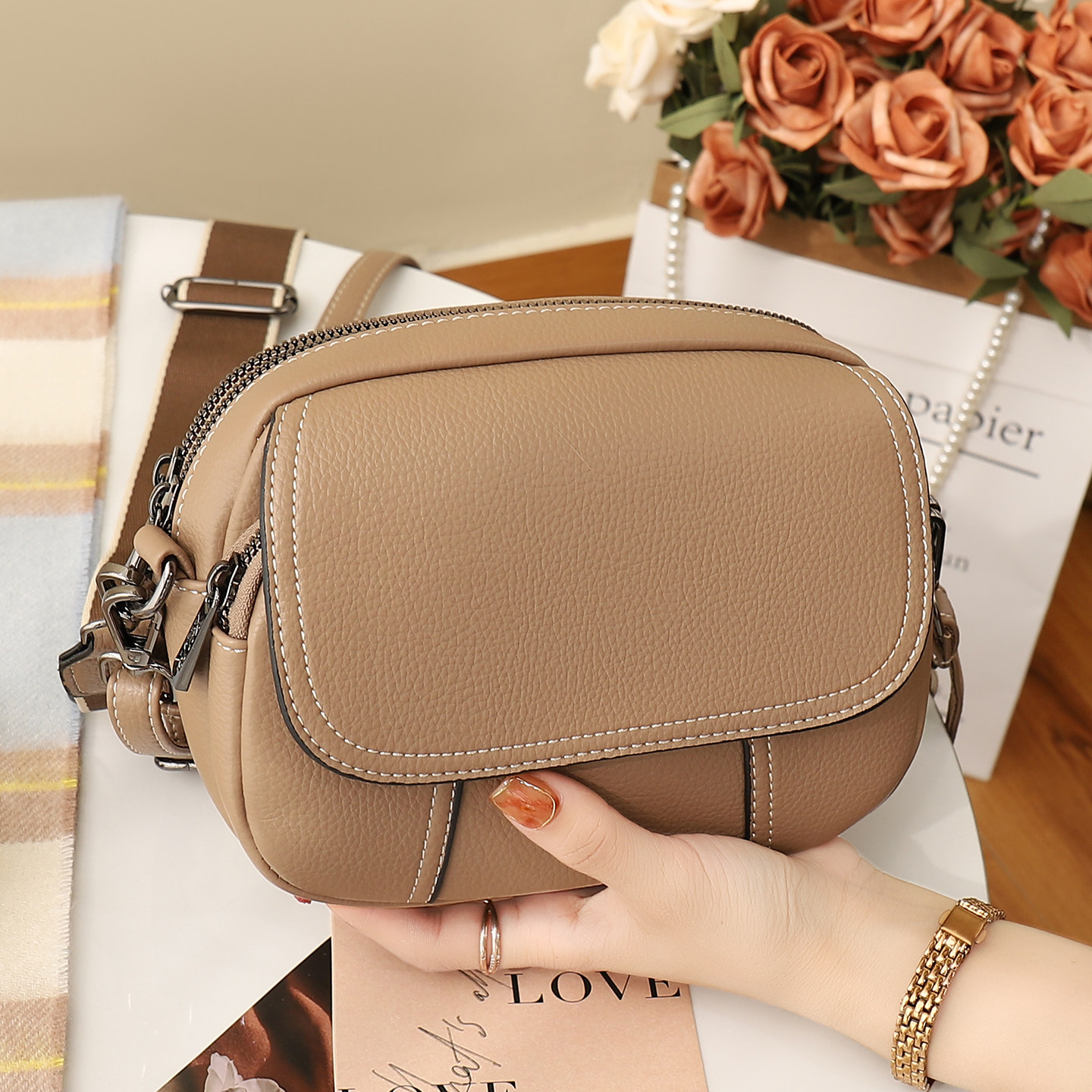 包包女斜挎2026春夏新款多层大容量斜挎小圆包超火高级通勤单肩包