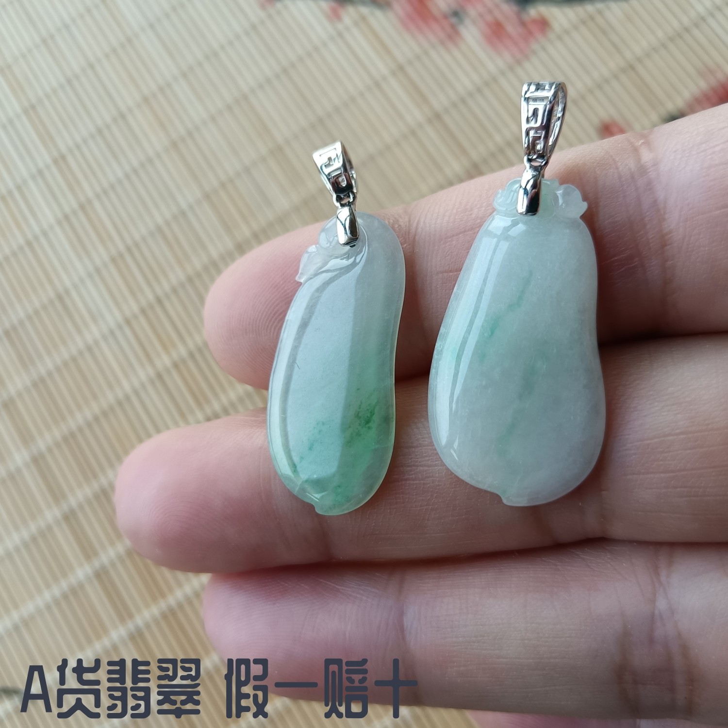 18k白金扣A货翡翠吊坠冰种浅绿色