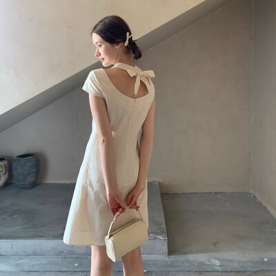 果核宇宙浮雕肌理蝴蝶结领连衣裙